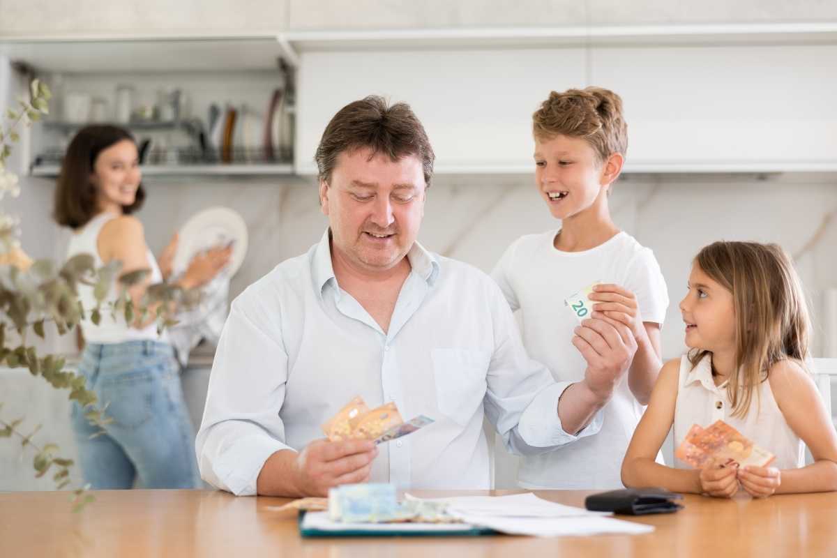 famiglia contenta, padre conta denaro