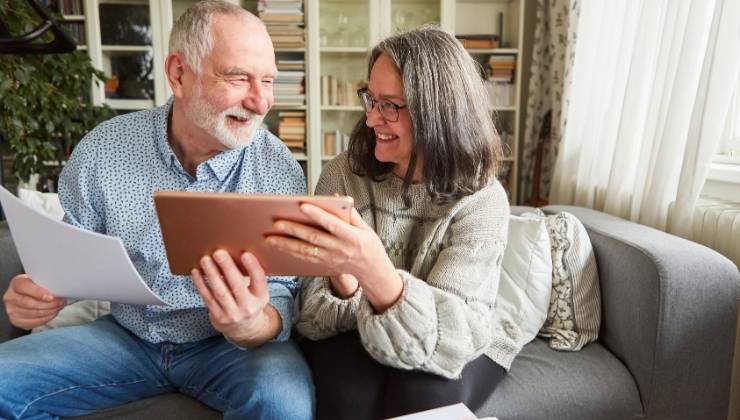 coppia anziani sorride con tablet